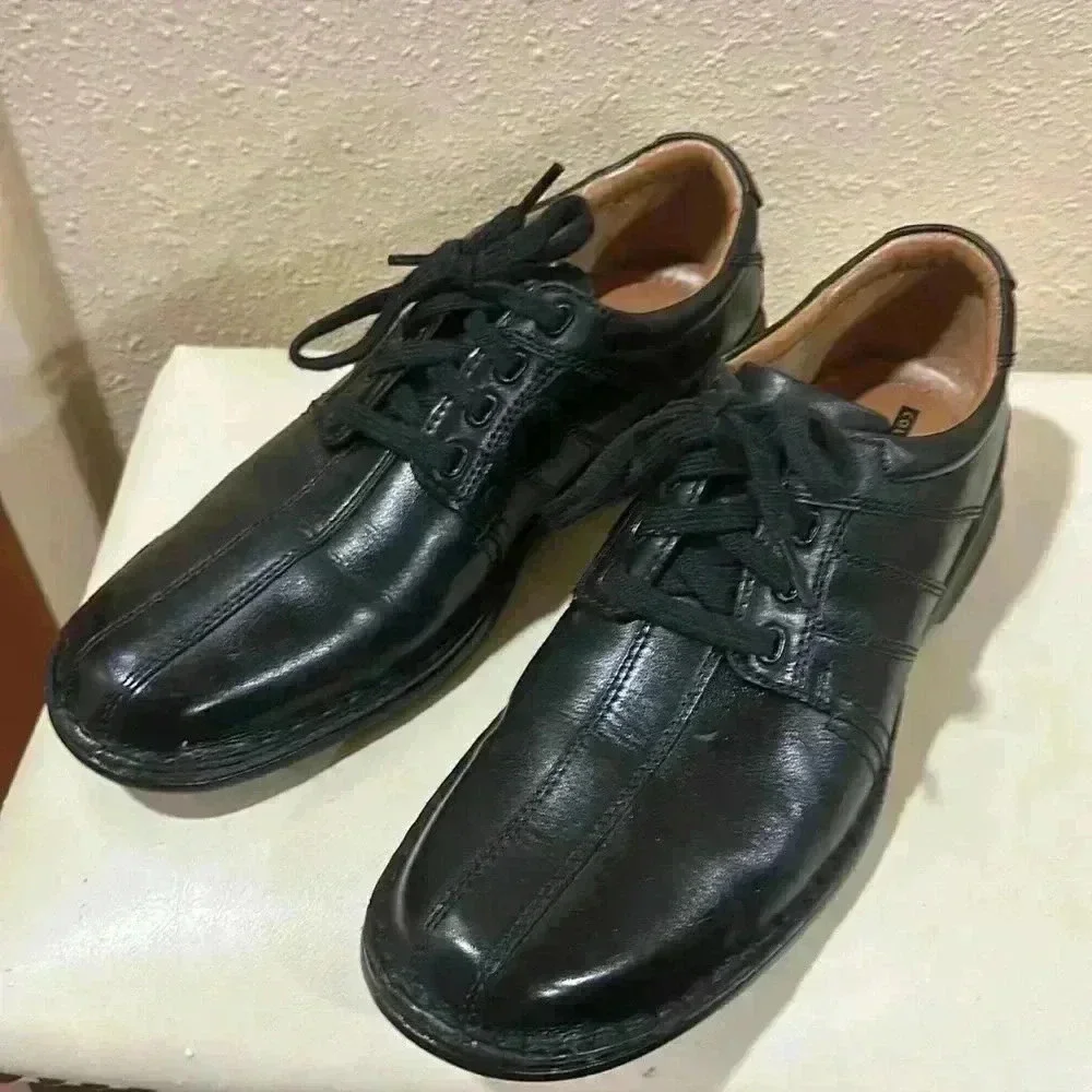Clarks Men’s size 9M